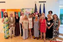 Les bénévoles de Miami Accueil avec le consul lors de la dernière soirée de la saison de l'association Miami Accueil
